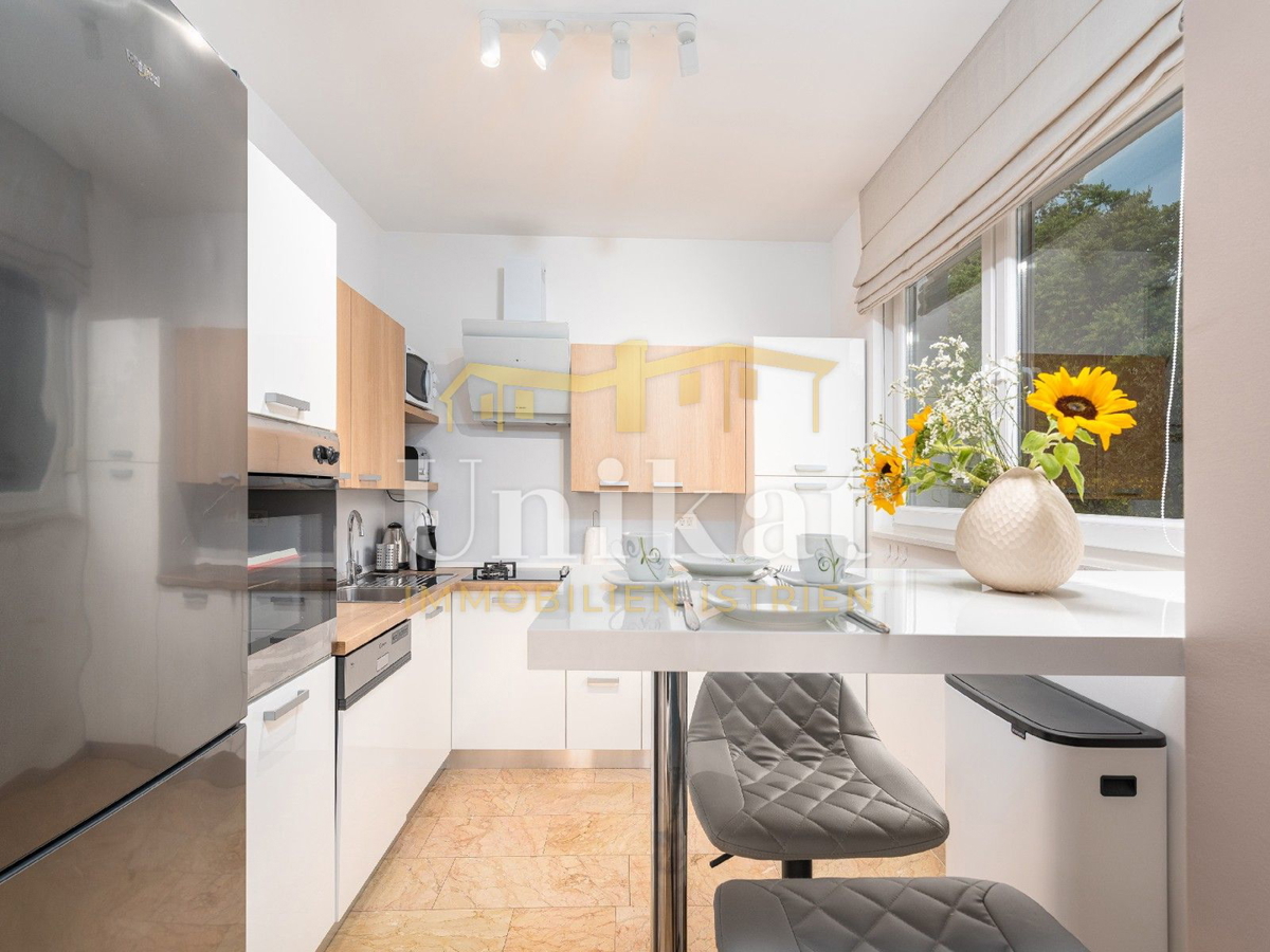 Villa moderna con piscina interna ed esterna